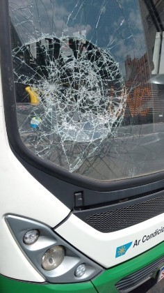 Ônibus de Cuiabá apedrejados 