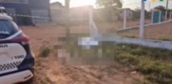Padrasto e enteado são executados a tiros em Cuiabá; crianças seguem jogando futebol ao lado de corpo 