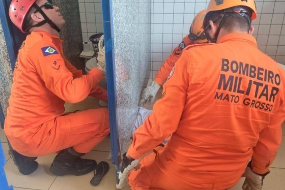 Criança presa no banheiro