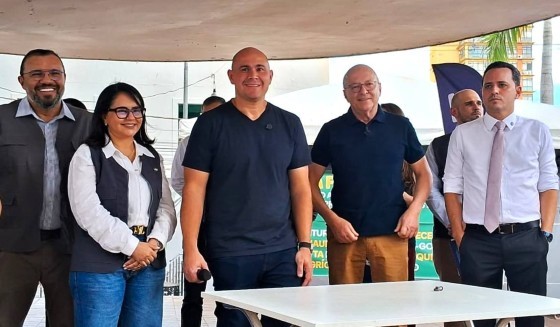 O prefeito de Cuiabá, Abilio Brunini (PL), e o vice-governador Otaviano Pivetta (Republicanos) na entrega de maquinários na Praça Alencastro.