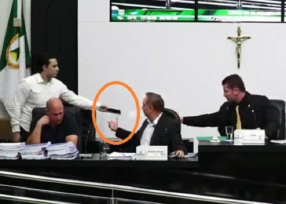 O vereador Rafael Rannali (PL) apreendeu celular de analista da CS Mobi infiltrado em audiência de CPI.