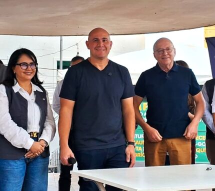 O prefeito de Cuiabá, Abilio Brunini (PL), e o vice-governador Otaviano Pivetta (Republicanos) na entrega de maquinários na Praça Alencastro.