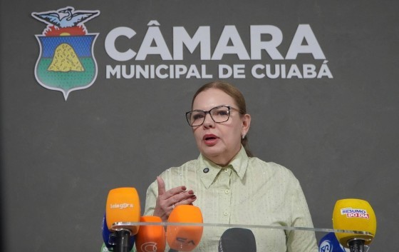 A presidente da Câmara de Cuiabá, Paula Calil, em coletiva de imprensa. 