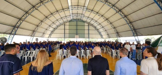 ALUNOS DE ESCOLA ESTADUAL EM POSIÇAO DE SENTIDO PARA CANTAR O HINO NACIONAL .jpg