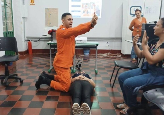 BOMBEIROS FAZENDO TREINAMENTO SOBRE PRIMEIROS SOCORROS.jpg