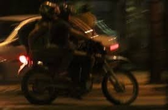 DOIS HOMENS EM UMA MOTO.jpg