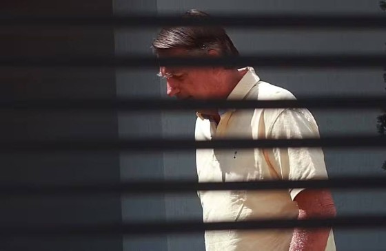 Jair Bolsonaro em prisão domiciliar — 