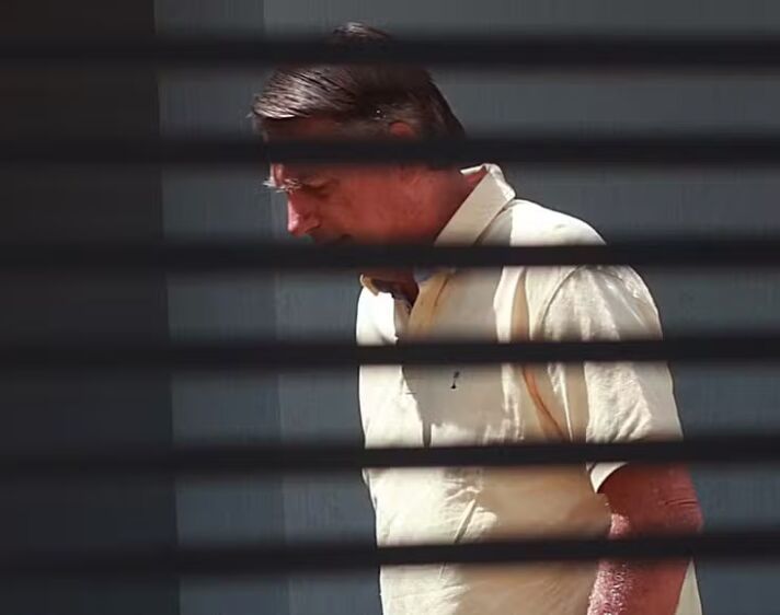 Jair Bolsonaro em prisão domiciliar — 