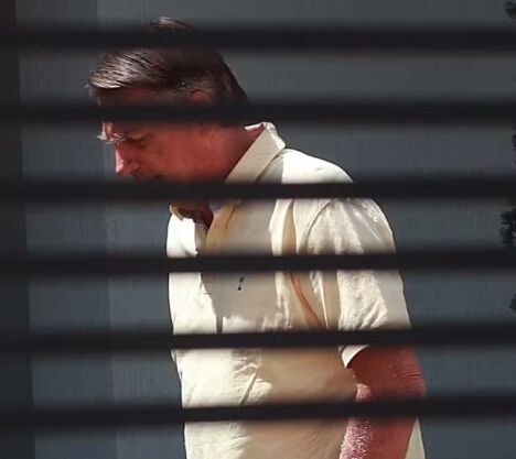 Jair Bolsonaro em prisão domiciliar — 