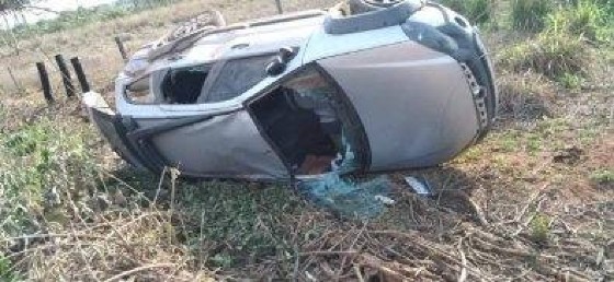 carro capotado nova guarit.jpg