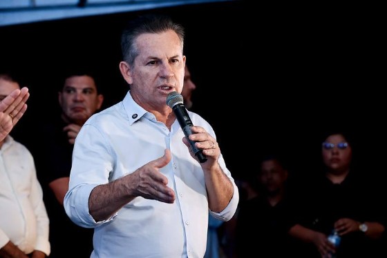 O governador Mauro Mendes (União Brasil) em discurso no interior do estado.