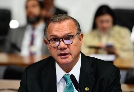 O senador Wellington Fagundes na Comissão de Educação