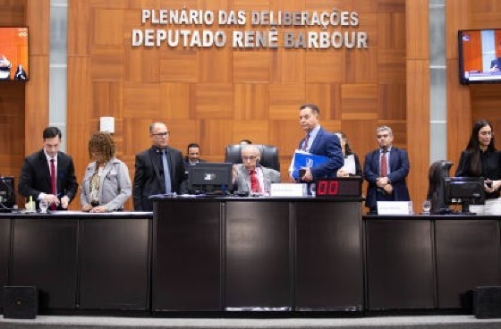 Deputados estaduais em sessão ordinária na Assembleia Legislativa (ALMT).