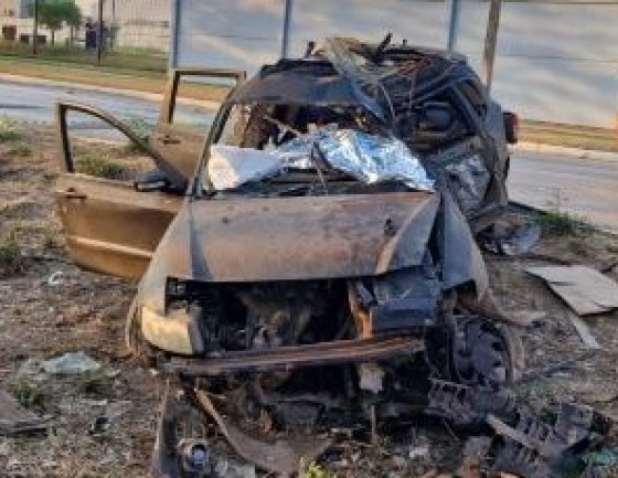 Um motorista morreu preso às ferragens na Avenida das Torres, em Cuiabá, após o carro capotar e bater em uma árvore.