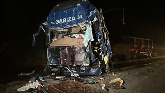 acidente entre 3 veiculos de carga