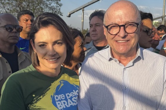 A ex-primeira-dama Michelle Bolsonaro (PL) e o vice-governador Otaviano Pivetta (Republicanos) na marcha pela anistia em Brasília