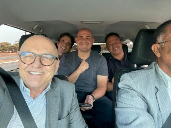 Otaviano Pivetta faz selfie com os prefeitos Abilio Brunini e Claudio Ferreira e o dirigente do Republicanos, Eduardo Manciolli, durante evento bolsonarista em Brasília