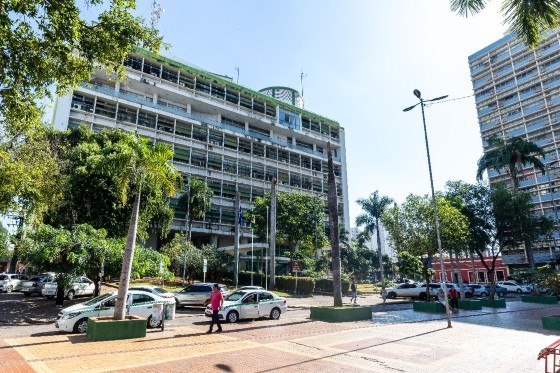 praça alencastro e prefeitura.jpg