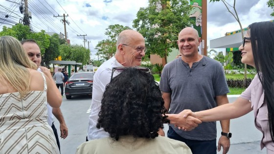 O vice-governador Otaviano Pivetta (Republicanos) cumprimenta a primeira-dama de Cuiabá Samantha Iris (PL) e o prefeito Abilio Brunini (PL) na cerimônia de entrega do Centro Médico Infantil (CMI). 