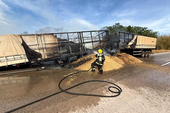 Incêndio carreta de soja Jaciara 