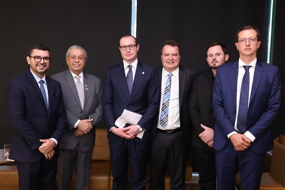 Ministro Cristiano Zanin ao centro, ao lado do Senador Jayme Campos e do deputado Max Russi