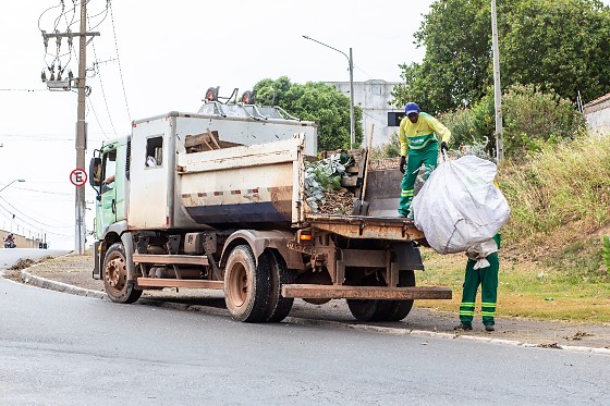 CAMINHÃO ENTULHO PREFEITURA.jpg
