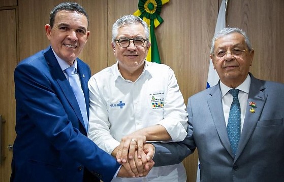 O deputado federal Juarez Costa (MDB), o ministro da Saúde Alexandre Padilha e o senador Jayme Campos (União Brasil)