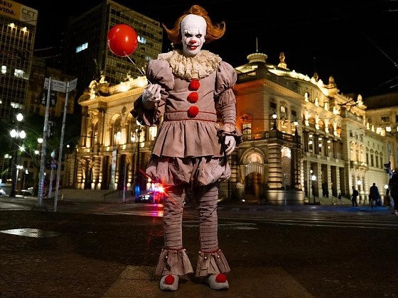 Série It A Coisa transforma Derry em microcosmo da América.jpg