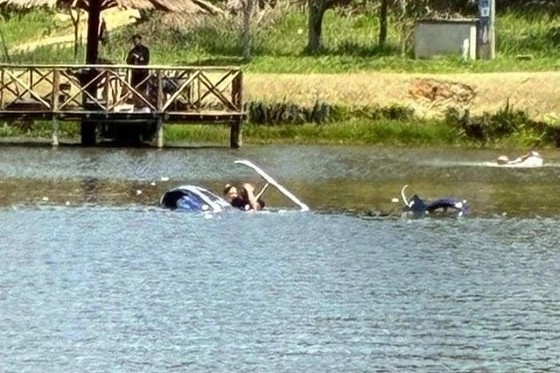 HELICOPERTO CAIDO EM LAGO DO INTERIOR DE SP.jpg