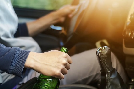 DIRIGINDO EMBRIAGADO BEBIDA E CARRO .jpg