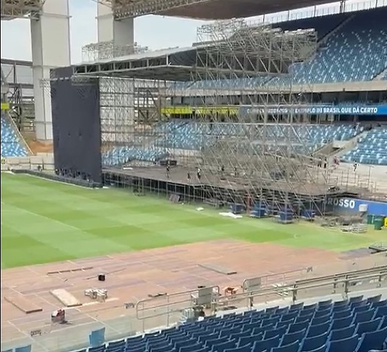 MONTAGEM DO PALCO SHOW DO GUNS.jpg