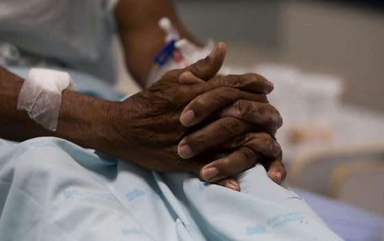 Mãos de mulher negra idosa em hospital