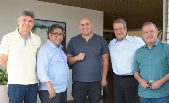 O deputado federal José Medeiros; o presidente do PL em MT, Ananias Filho; o prefeito de Cuiabá, Abilio Brunini; o presidente nacional do PL, Valdemar Costa Neto; e o senador Wellington Fagundes - da esquerda à direita.