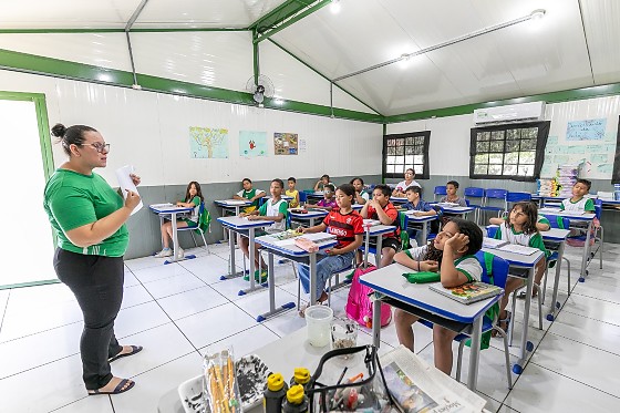 PROFESSORA Karine da Silva Siqueira DANDO AULA REDE MUNICIPAL.jpg