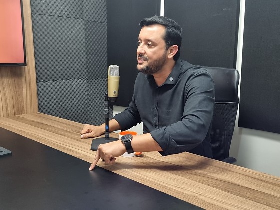 O secretário de Estado de Ciência, Tecnologia e Inovação (Secitec-MT), Allan Kardec (PSB), no podcast HNT TV Entrevista.