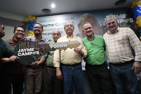Da direita à esquerda: o secretário-geral do União Brasil, Dilmar Dal Bosco; o senador Wellington Fagundes (PL); o senador Jayme Campos (União Brasil); o deputado estadual Júlio Campos (União Brasil); e lideranças de Poconé.