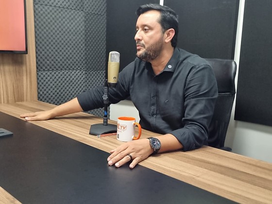 O secretário de Estado de Ciência, Tecnologia e Inovação (Secitec-MT), Allan Kardec (PSB), no podcast HNT TV Entrevista. 