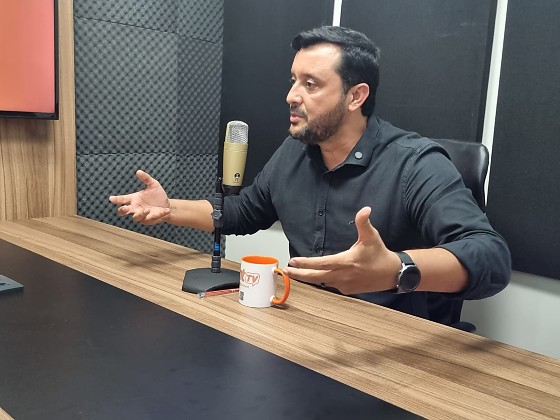 O secretário de Estado de Ciência, Tecnologia e Inovação (Secitec-MT), Allan Kardec (PSB), no podcast HNT TV Entrevista.