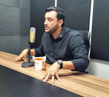 O secretário de Estado de Ciência, Tecnologia e Inovação (Secitec-MT), Allan Kardec (PSB), no podcast HNT TV Entrevista. 