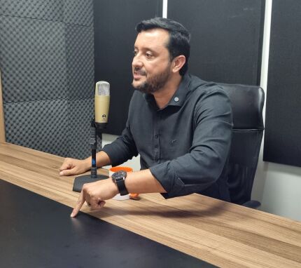 O secretário de Estado de Ciência, Tecnologia e Inovação (Secitec-MT), Allan Kardec (PSB), no podcast HNT TV Entrevista.