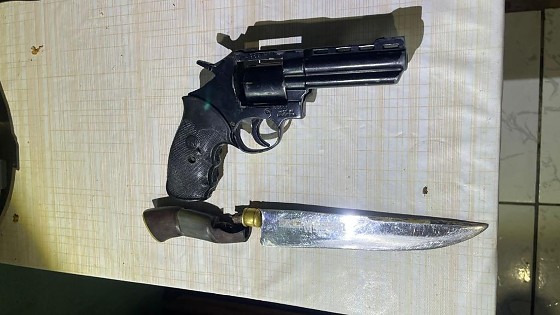 PM apreendeu o revólver e faca usadas pelo trio.