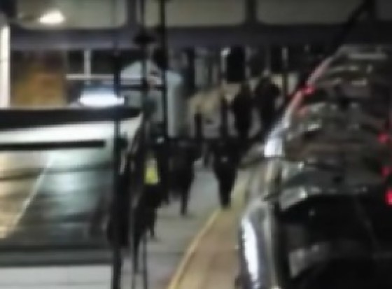 Reino Unido detém dois suspeitos por ataque em trem com destino a Londres