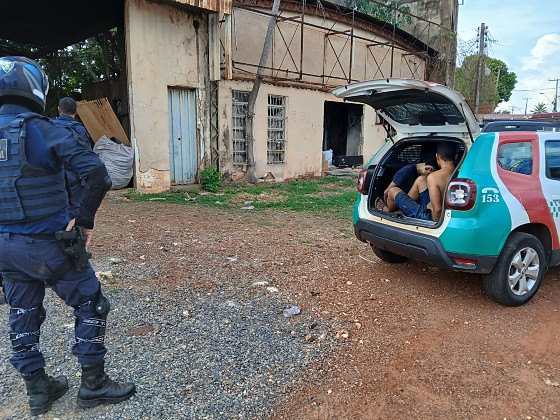 Homens são presos por tráfico de drogas em barracão abandonado 