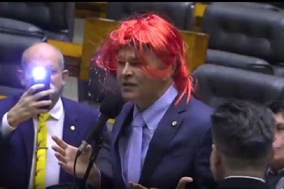 DEPUTADO JOSÉ MEDEIROS USANDO PERUCA VERMELHA.jpg