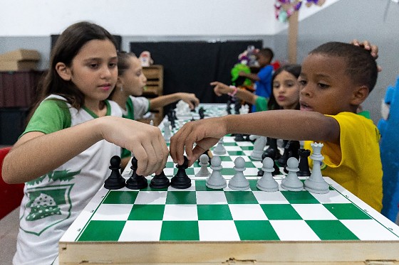 ALUNOS ESCOLA MUNICIPAL JOGANDO XADREZ.jpg