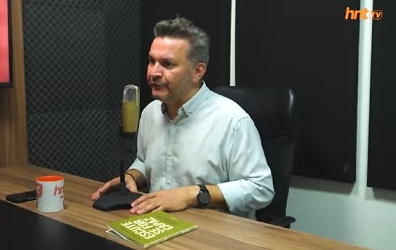 O maestro Fabricio Carvalho falando sobre seu livro no podcast do HNT Entrevista. 
