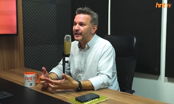 O maestro Fabricio Carvalho falando sobre seu livro no podcast do HNT Entrevista.