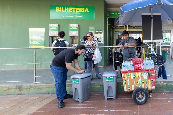 ENTRGEA DE LIXIERAS PREFEITRUA.jpg