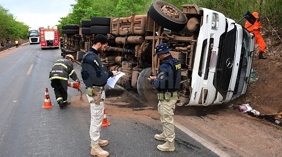 Um carreta carregada com frangos tombou na BR-364