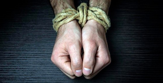 PUNHOS AMARRADOS SEQUESTRO.jpg